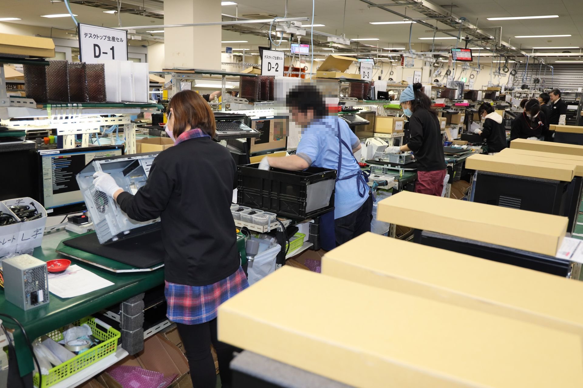 こちらは「セル」。1人のマイスターが1台のPCを組み上げる