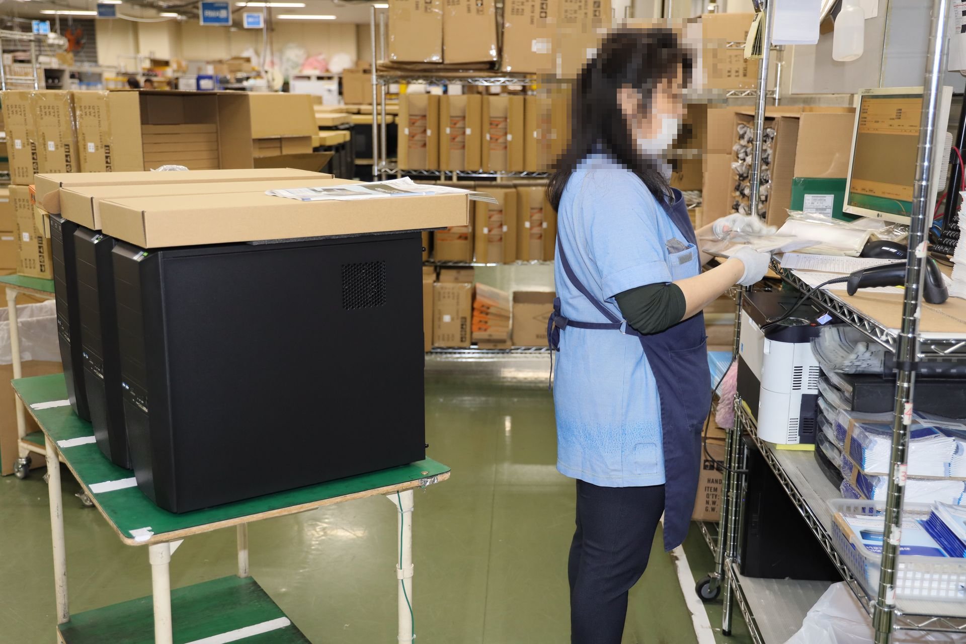 こちらはマニュアル等の紙の添付物を準備するエリア