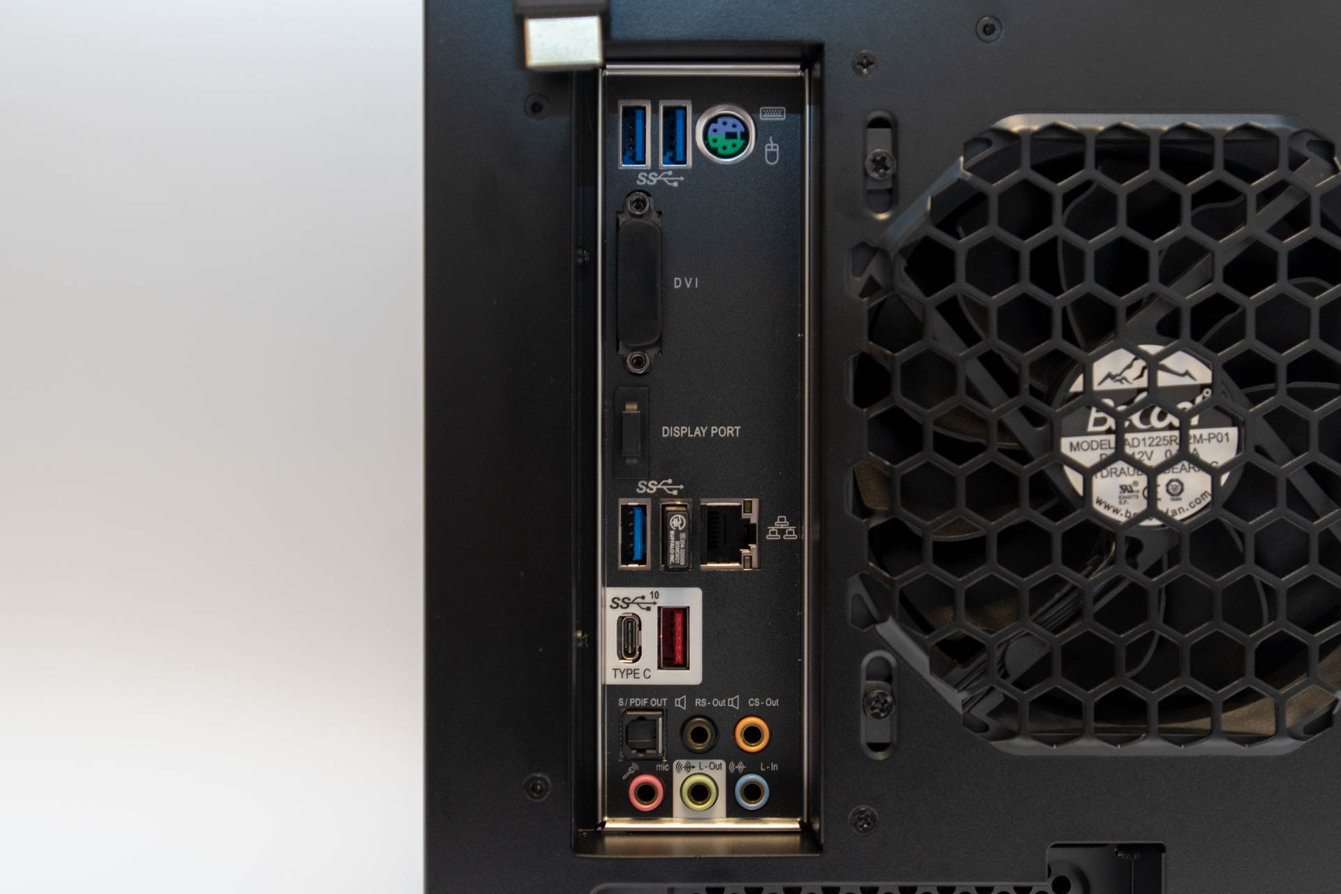 背面にはUSBが6ポート（内1つはType-C）、そしてPS/2端子を備えており、こだわりのデバイスがあるユーザには嬉しい仕様