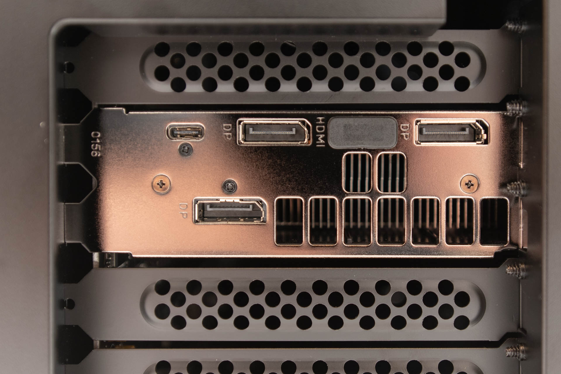 映像出力端子はDisplayPortx3、HDMIx1、USB Type-Cx1。USB Type-Cは映像出力用で特定のディスプレイや今後登場するVRなどのヘッドマウントデバイスで使用できると言われている