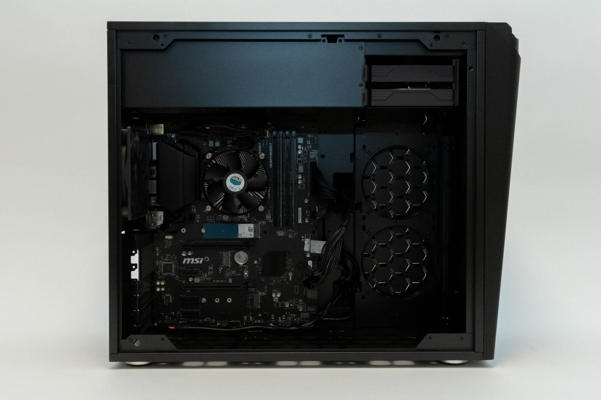 ケーブル類はきれいにまとめられ、隠されている。ビデオカードは30cmを超える大型のものにも余裕を持って交換可能だ