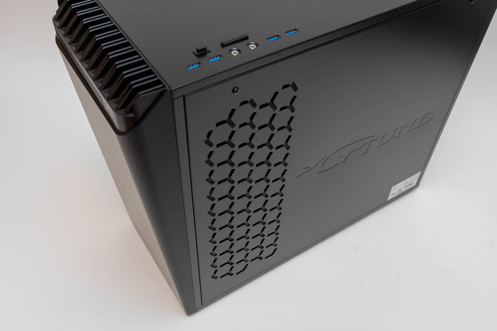 向かって右側面には吸気用の穴が設けられている。ただのメッシュ加工ではなくおしゃれな仕上げだ