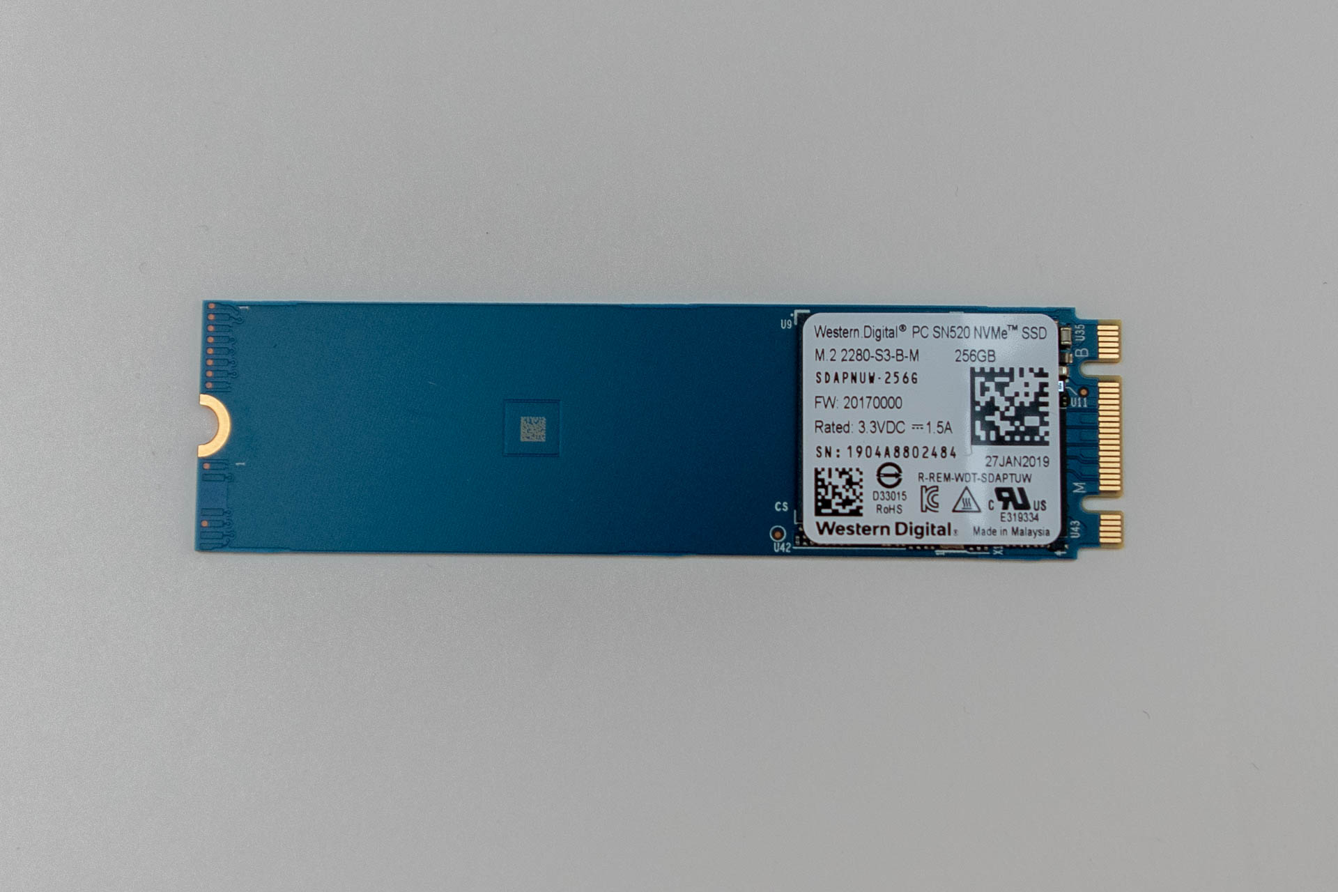 NVMe接続のM.2 SSDを装備。搭載されていたのはWestern Digital PC SN520 NVMe SSD 256GB。公称値読み込み1,700MB/s、書き込み1,300MB/sと非常に高速。読み書きは頻繁に発生するため、体感速度に直結する場所だけに重視したい