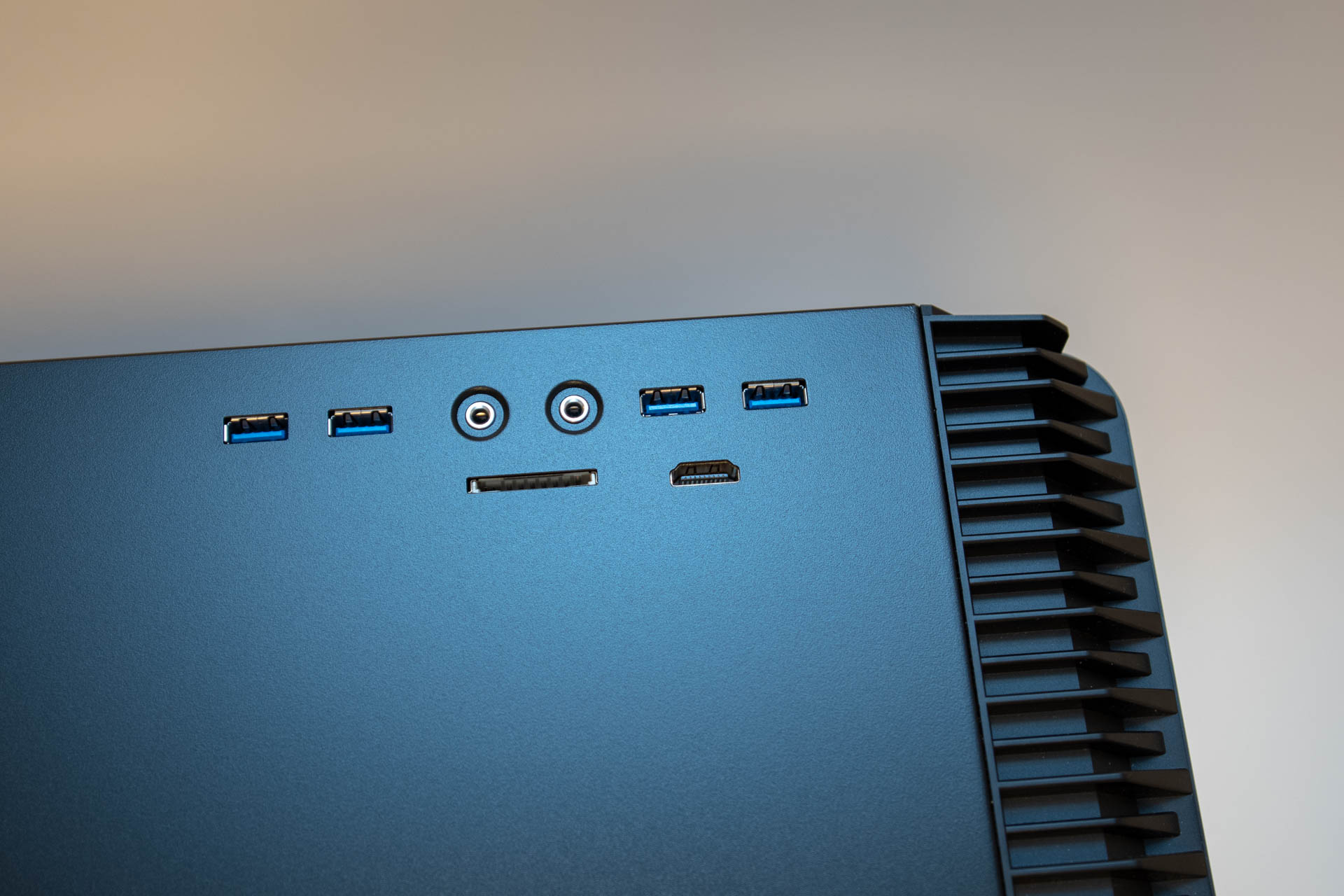 ケース天板にUSB 3.0×4、ヘッドフォン・マイク端子、HDMI、SDカードスロットを備える