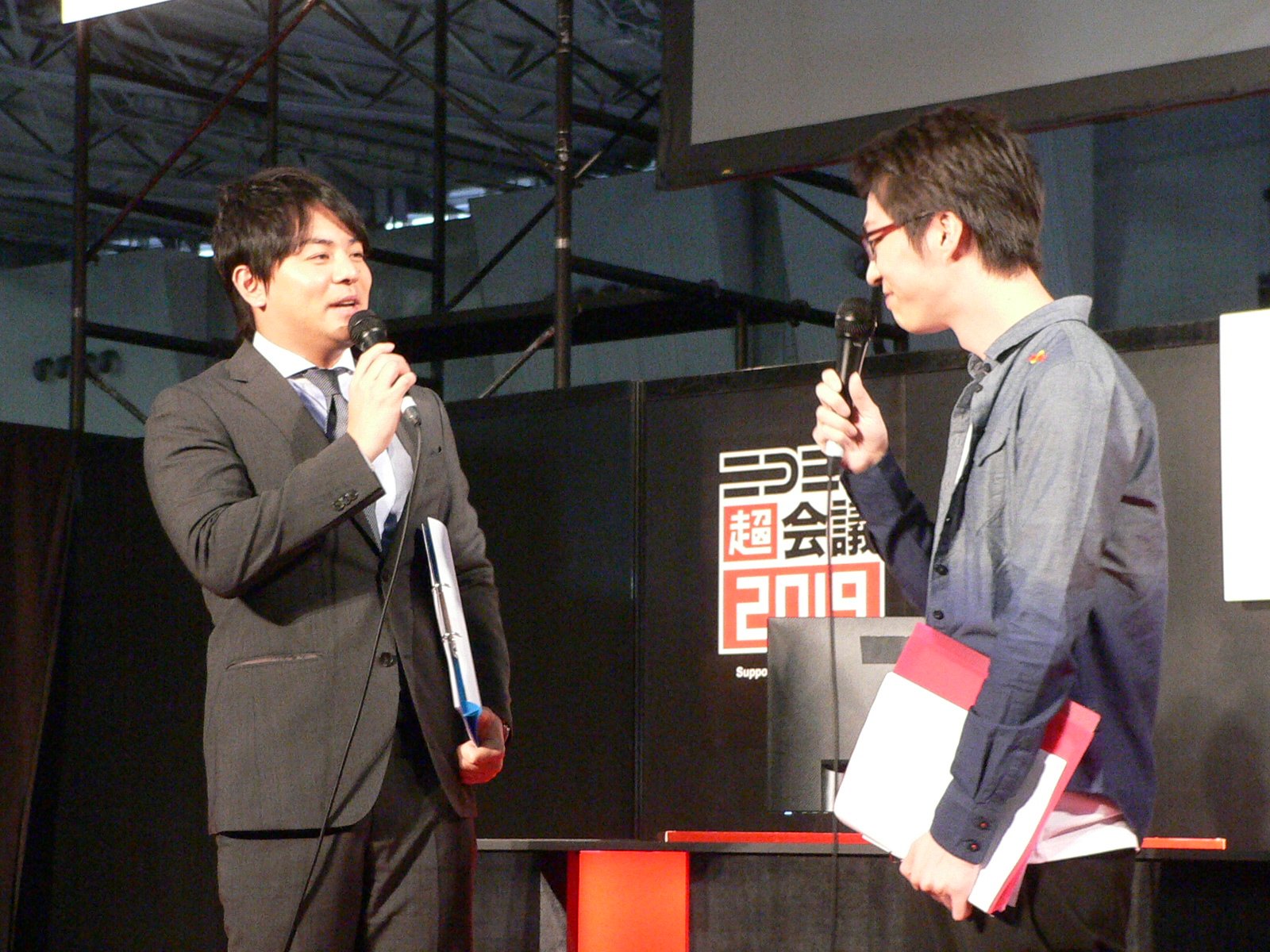 司会を務めた平岩康佑アナウンサー（左）と、解説役のaMSa選手（右）