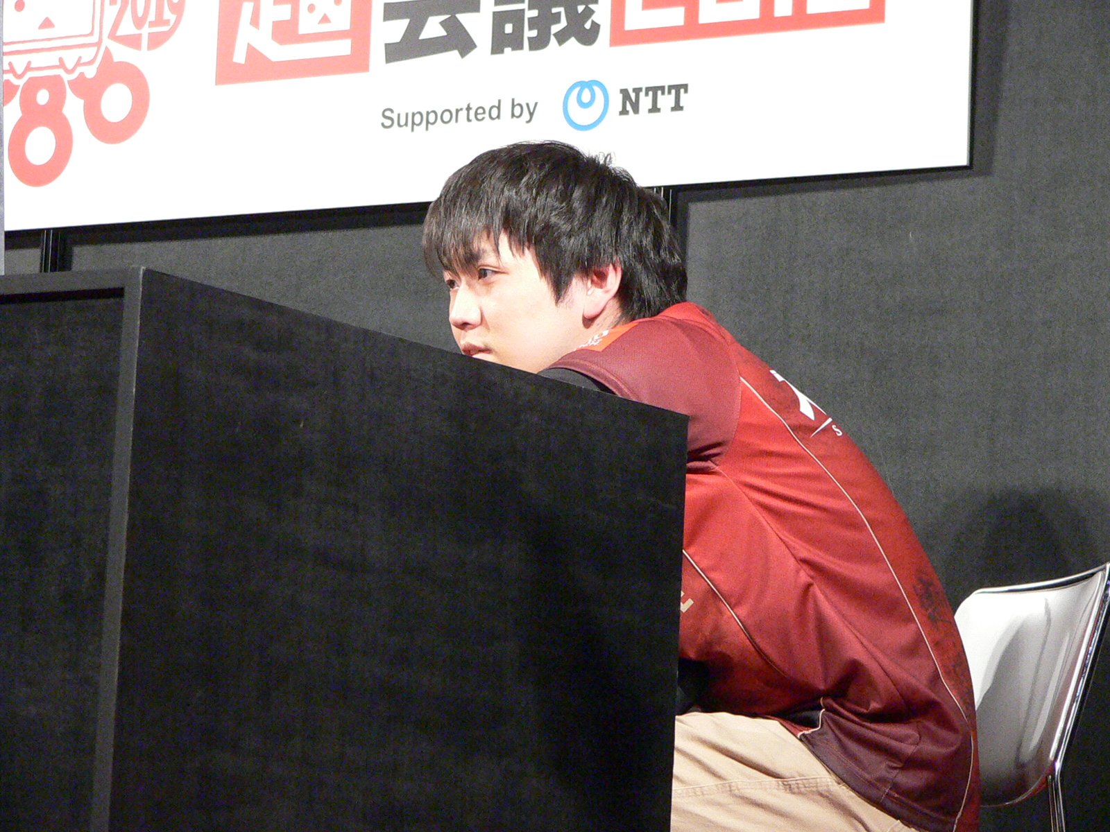 まさかのストレート負けを喫し、一気に奈落の底に突き落とされたしゅーとん選手。敗戦後はショックのあまり、席からしばらく動くことができなかった