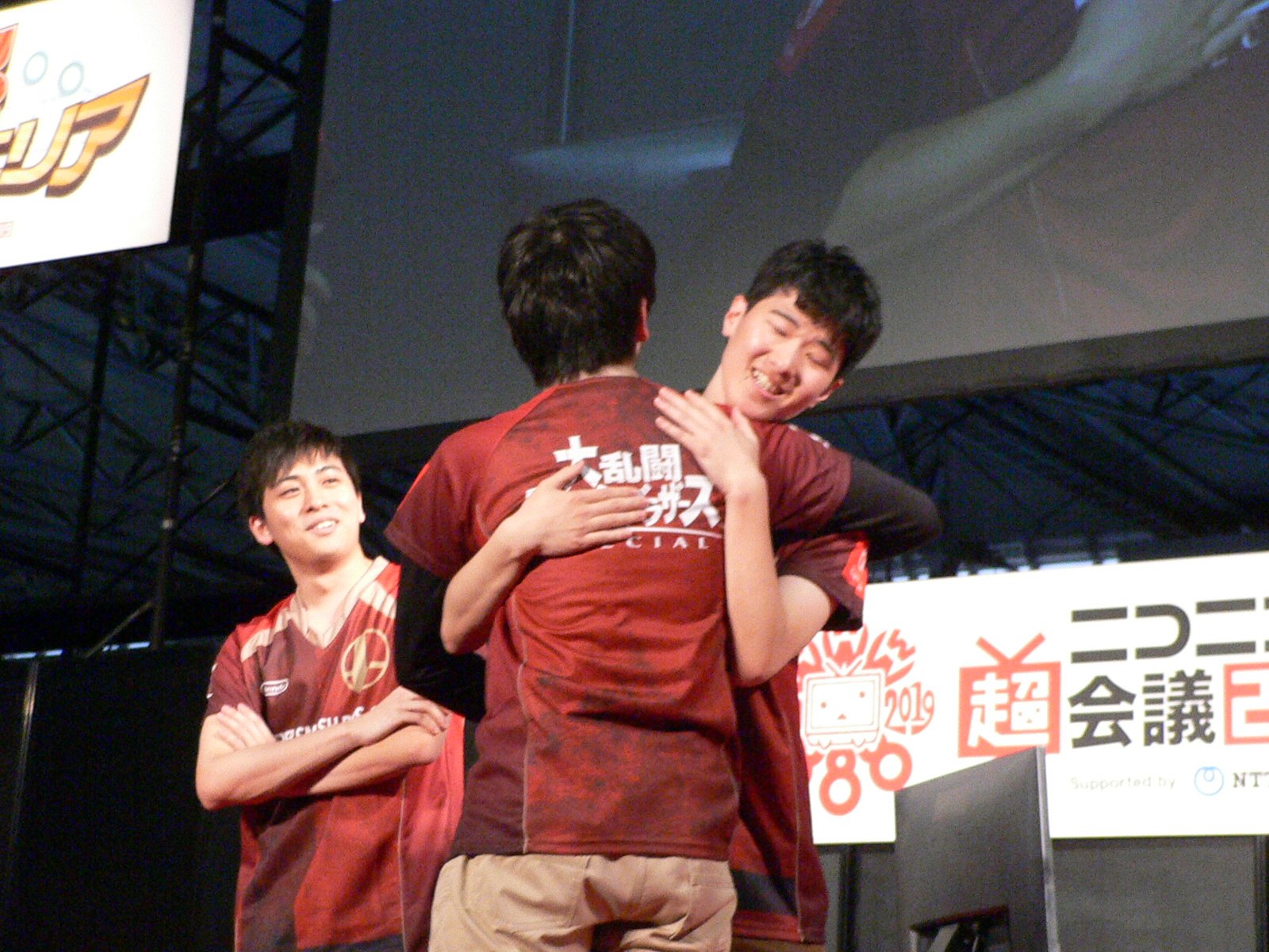 しゅーとん選手を撃破した、こんぶ選手は同選手と歓喜のハグ。クロ選手とともに、来る日本選手権での健闘にも期待したい