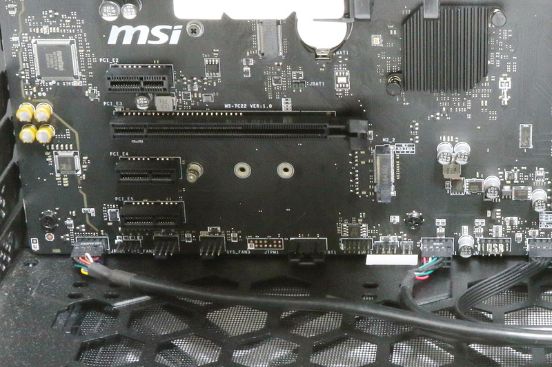 拡張スロット回りの拡大。PCIeスロットとM.2 SSDスロットが見える