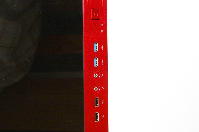 本体右上の電源ボタン回り。上から電源ボタン、電源LED、ドライブLED、USB3.0ポート×2、マイク端子、スピーカー端子、USB2.0ポート×2