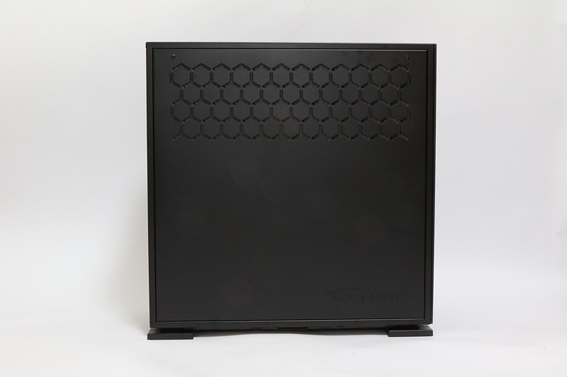 本体側面。左右ともに上部には空気の出入りができるように取り入れ口が設けられている