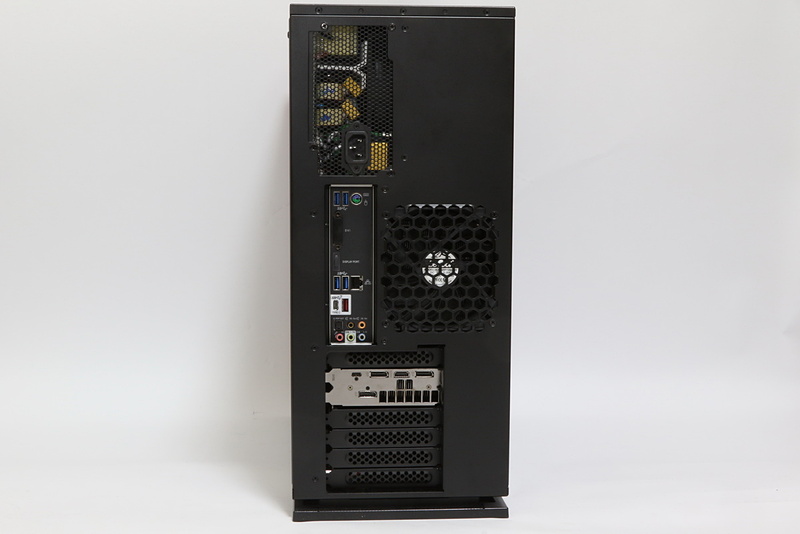 本体背面。上部にある電源部もメッシュ構造なので冷却しやすい