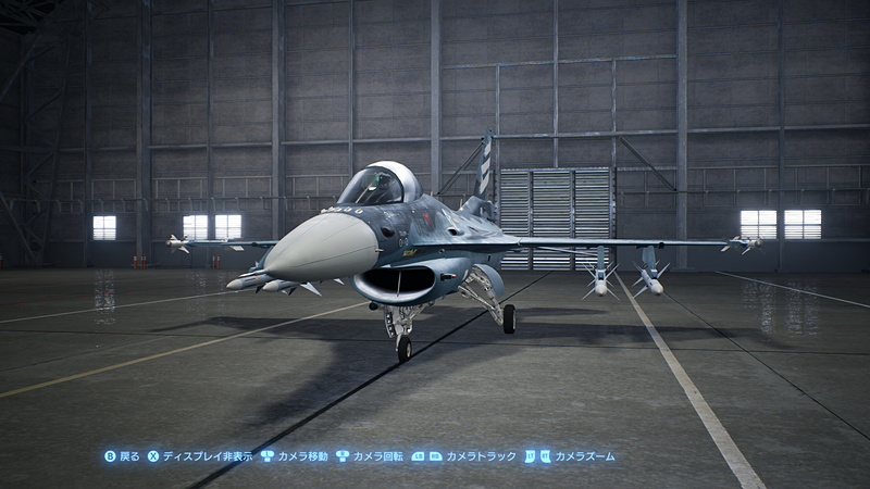 解像度「MIDDLE」での描写。ハンガーの柱などに落ちていた影が消え、少しのっぺりとした感じ