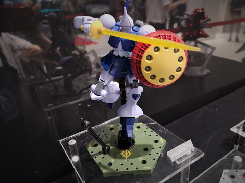 陣営をイメージしたカラーとマーク、ジオンと連邦のガンプラスタンド