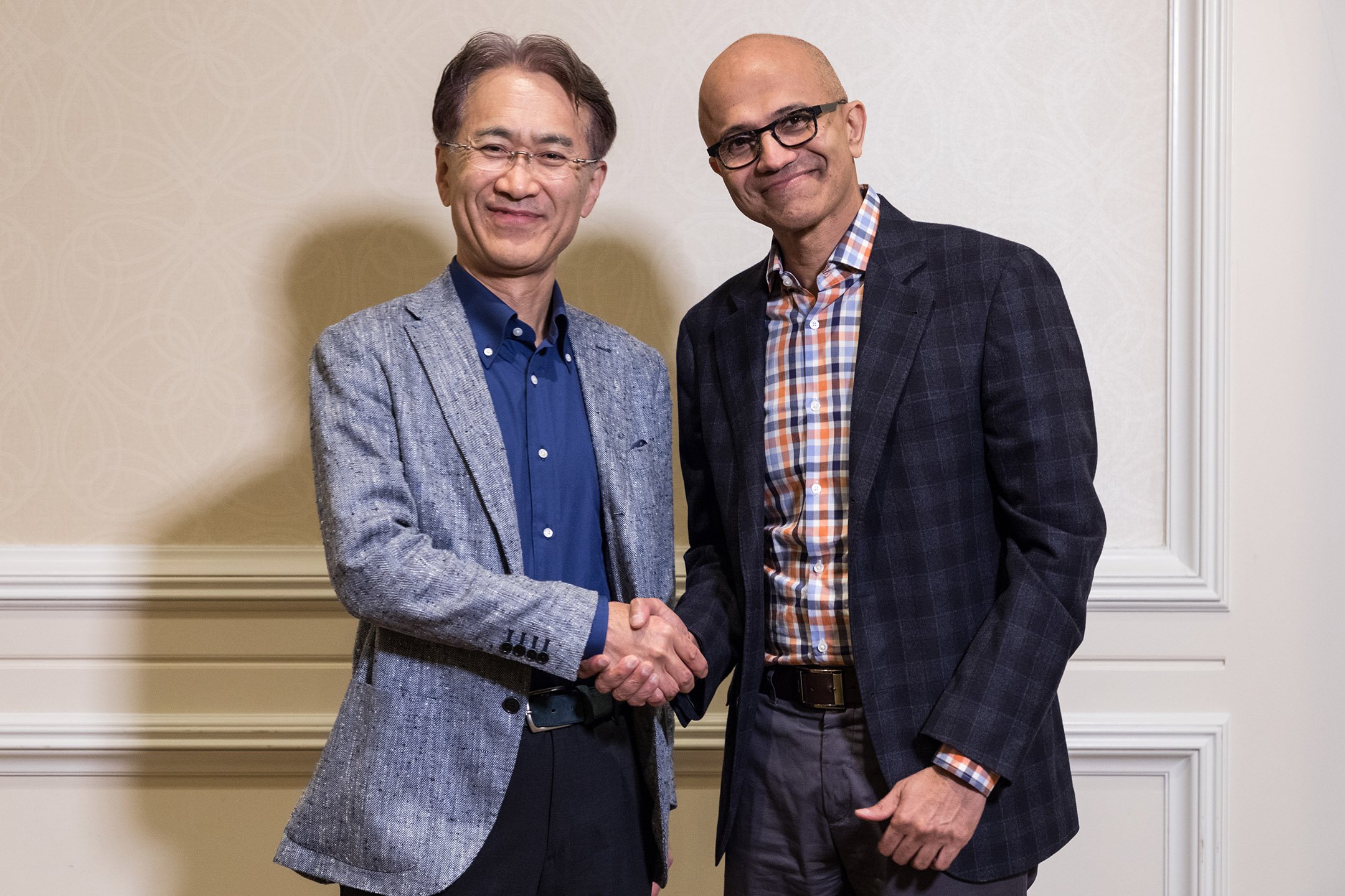 ソニー代表取締役社長兼CEOの吉田憲一郎氏（左）、Microsoft CEO サトヤ・ナデラ氏