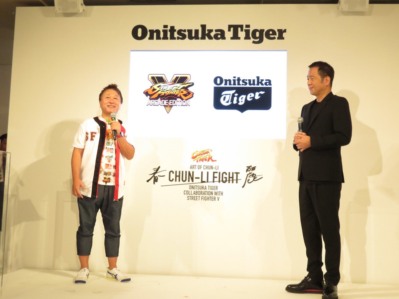 カプコン「ストリートファイター」シリーズ エグゼクティブプロデューサー・小野義徳氏（左）と、アシックス取締役・庄田良二氏（右）。トントン拍子で進んだ今回のコラボレーションだったが、実は2人が直接会ったのは今回の発表会が初めてだとか