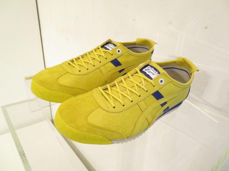 こちらが今回発売予定のコラボレーションモデル2色。春麗の衣装に使われるブルーとイエローがデザインとして落とし込まれているのが特徴。アッパーには春麗が着用している帯模様のドラゴンが、ヒールフラップには、オニツカタイガーと「ストリートファイター」のロゴが刻印されている