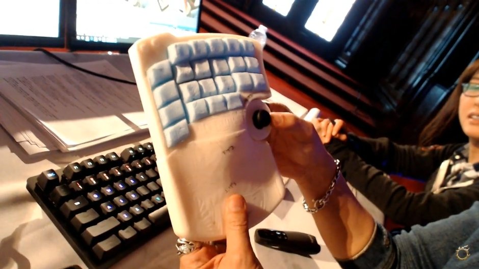 吉田氏のこだわりであるアナログスティック部分の可動ギミック。手の大きさに合わせて位置を調整できる