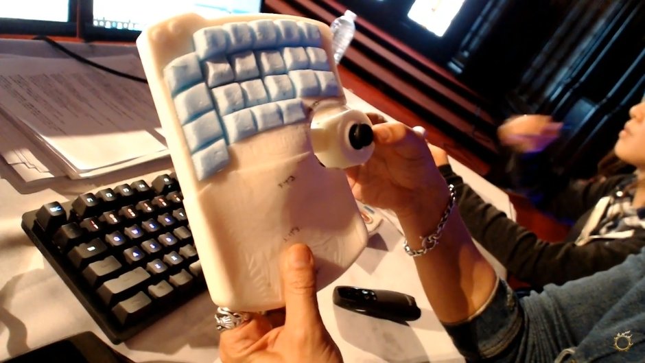 吉田氏のこだわりであるアナログスティック部分の可動ギミック。手の大きさに合わせて位置を調整できる