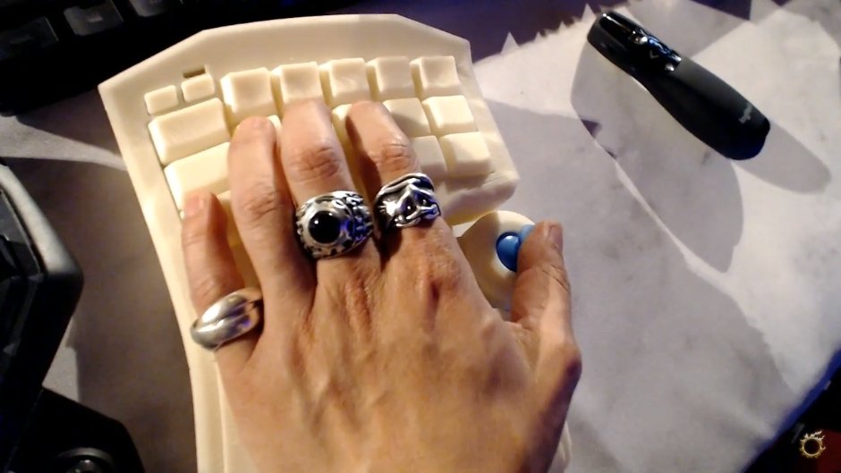 次々にプロトタイプを取りだしてはその進化ぶりをアピールする吉田氏。お気に入りの1台に仕上がっているようだ