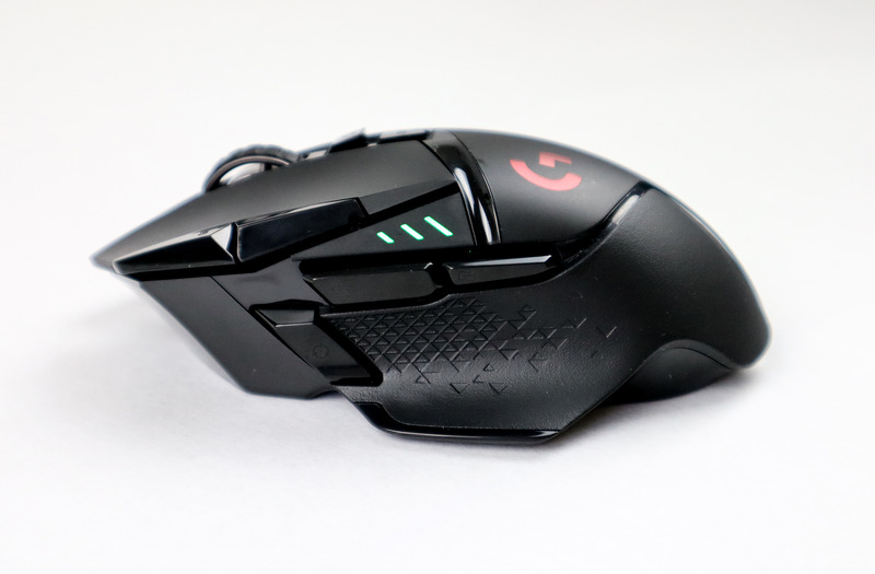 左サイドのボタン。親指をのせるスカートがあるため、親指がマウスパッドにこすれることがない