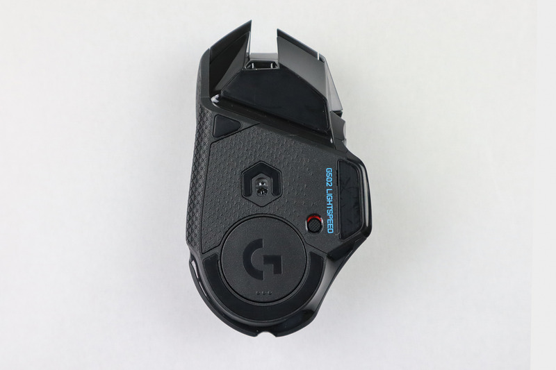 底面のフタはマグネットで固定されているため、簡単に開けることができる