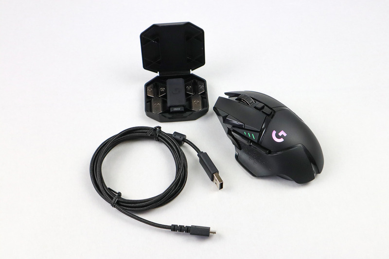 本体と充電用のケーブル、ワイヤレスレシーバーとウェイトが入ったアクセサリケースがセットになっている