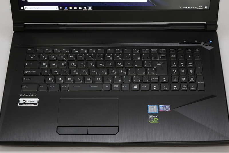 キーボード周りは広々と使える。タッチパッドは無変換キーのすぐ下に