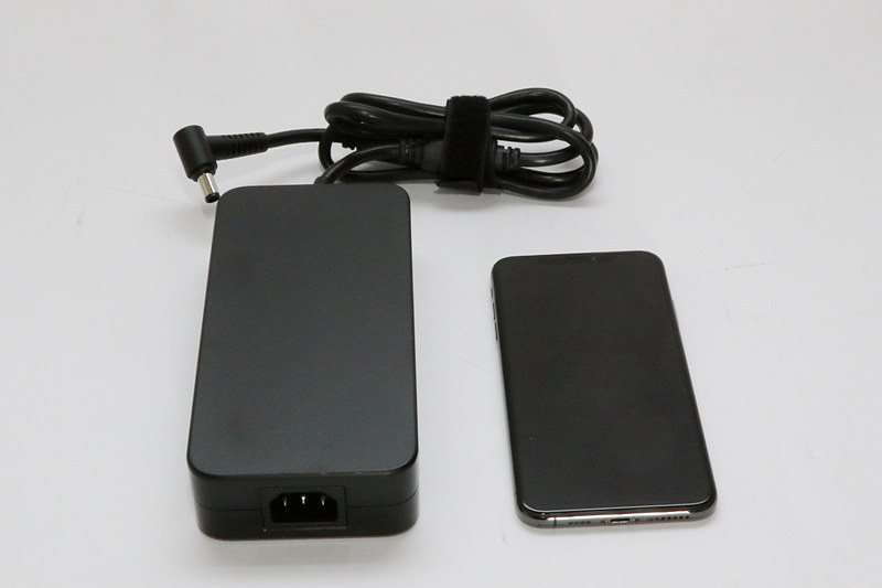 付属するACアダプター。右のiPhone Xs Maxと並べて比較してみたので、だいたいのサイズ感はお分かりいただけただろうか