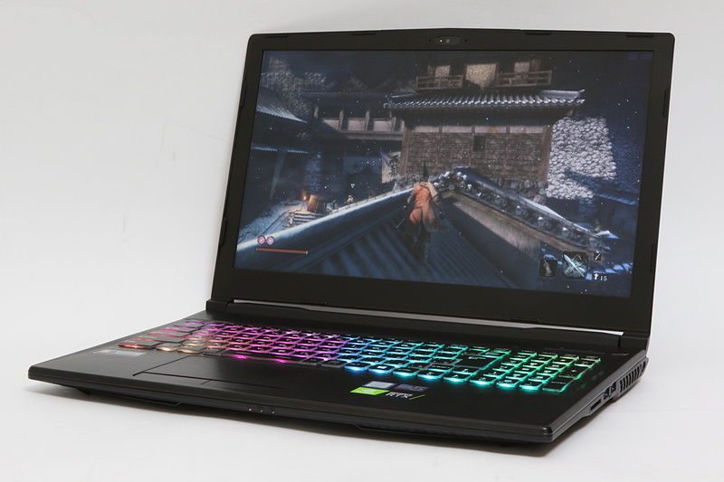 非光沢の15.6インチワイド液晶を搭載