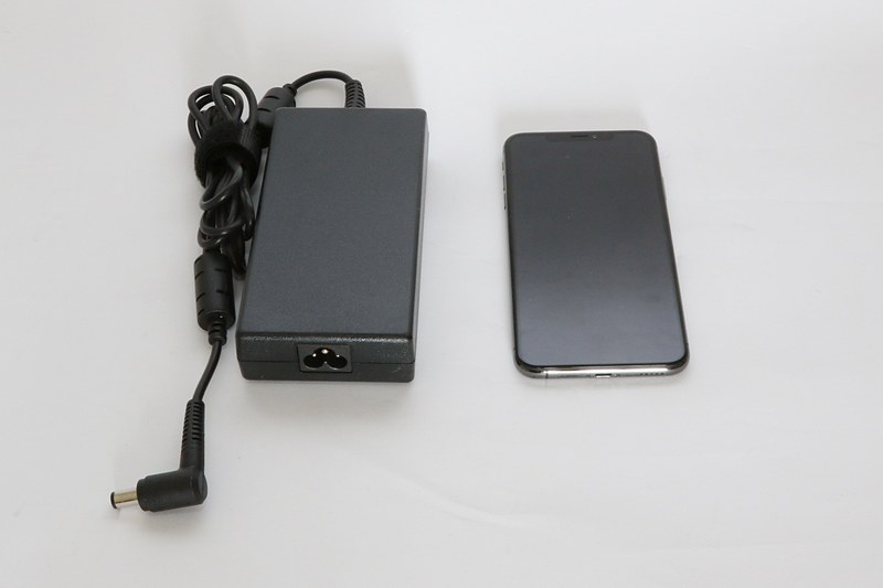 付属するACアダプター。十分なケーブル長がある。右のiPhone Xs Maxと並べて比較してみた