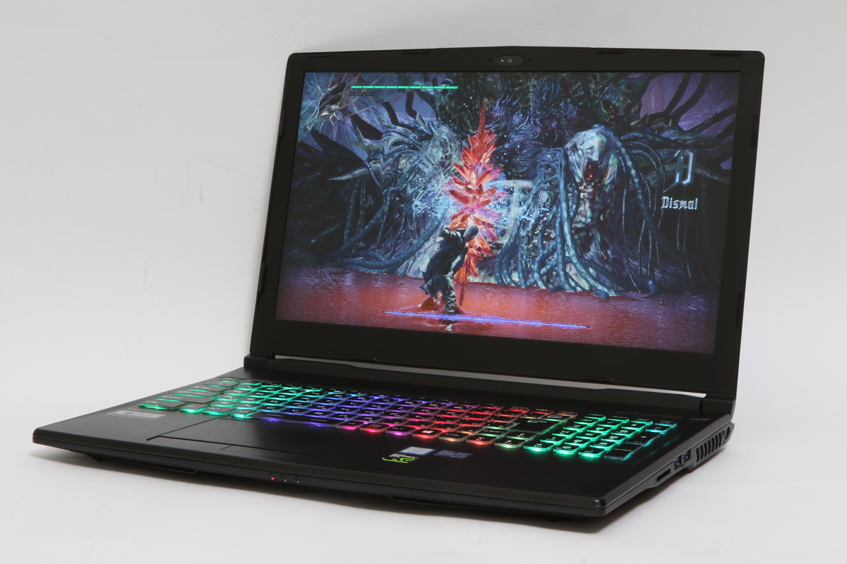 15.6インチの液晶はノングレアでとても見やすい感じだ