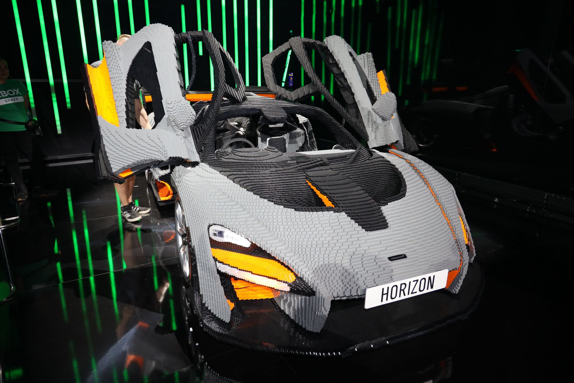 毎年披露されるカバーカーは、「Forza Horizon 4」のカバーカーMcLaren SennaのLEGO版。これはこれで凄い！
