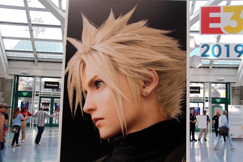 ブース周囲の柱にはクラウドたち4人の仲間が描かれていた