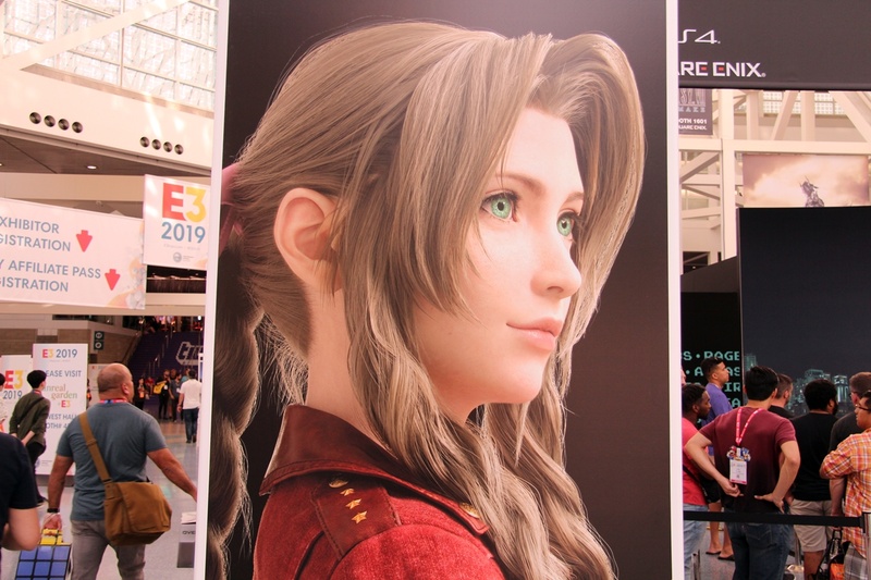 ブース周囲の柱にはクラウドたち4人の仲間が描かれていた