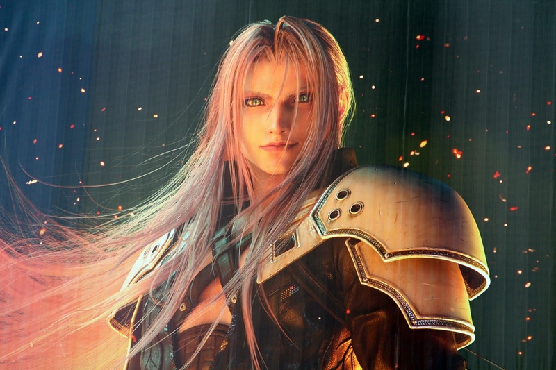 展示周辺にセフィロスの姿がないなーと思っていたら、かのお方は外にいた。そして、自身に満ち溢れた圧倒的な眼力でこちらを見つめておられるのだった……