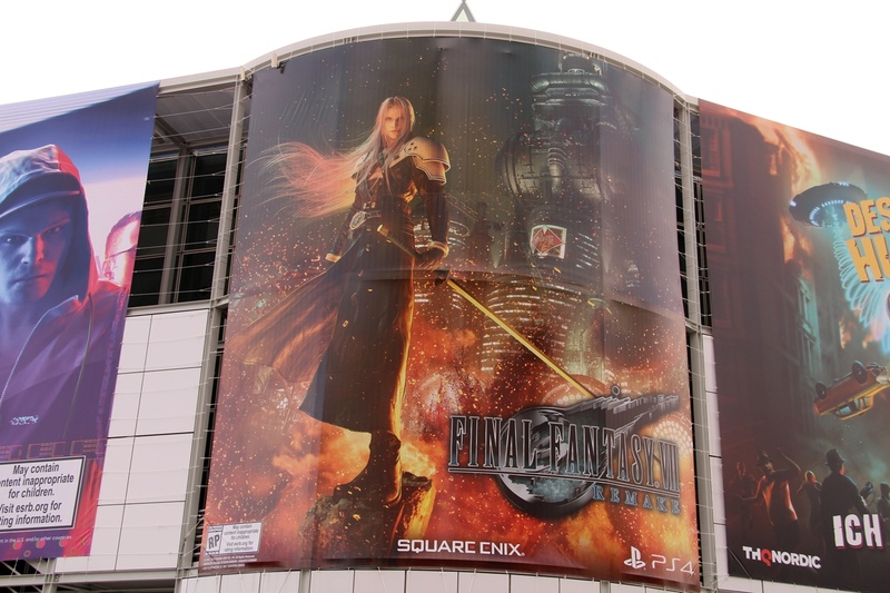 展示周辺にセフィロスの姿がないなーと思っていたら、かのお方は外にいた。そして、自身に満ち溢れた圧倒的な眼力でこちらを見つめておられるのだった……