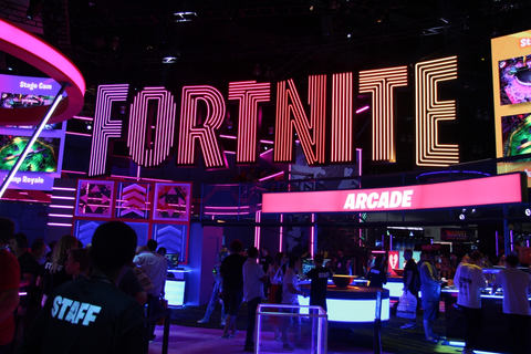 フォートナイト」ブースはパーティー感満載！ 綺羅びやかに光る楽しげ