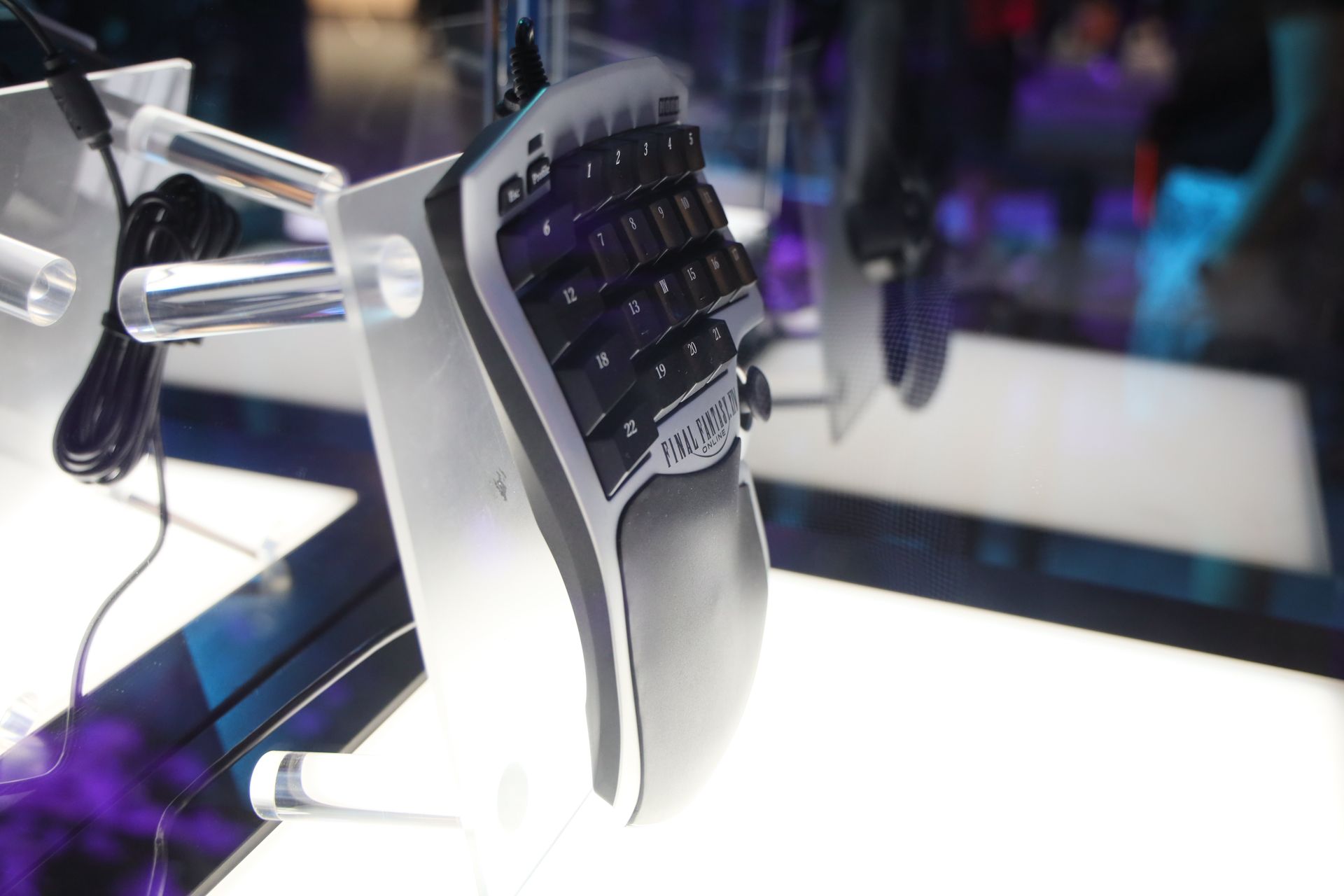 特殊な形状をしたエルゴノミクスデザインが採用されている