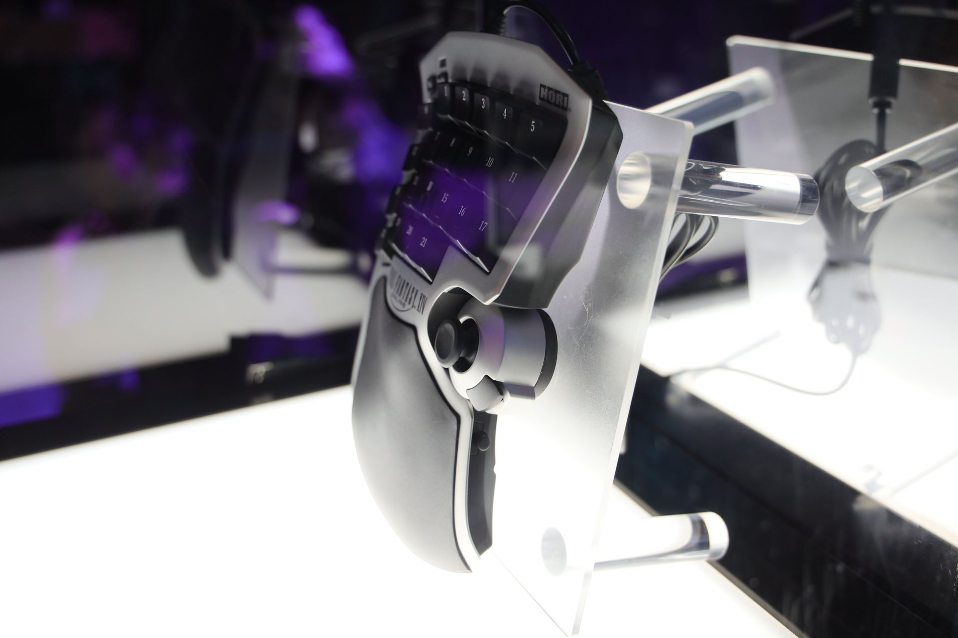 特殊な形状をしたエルゴノミクスデザインが採用されている