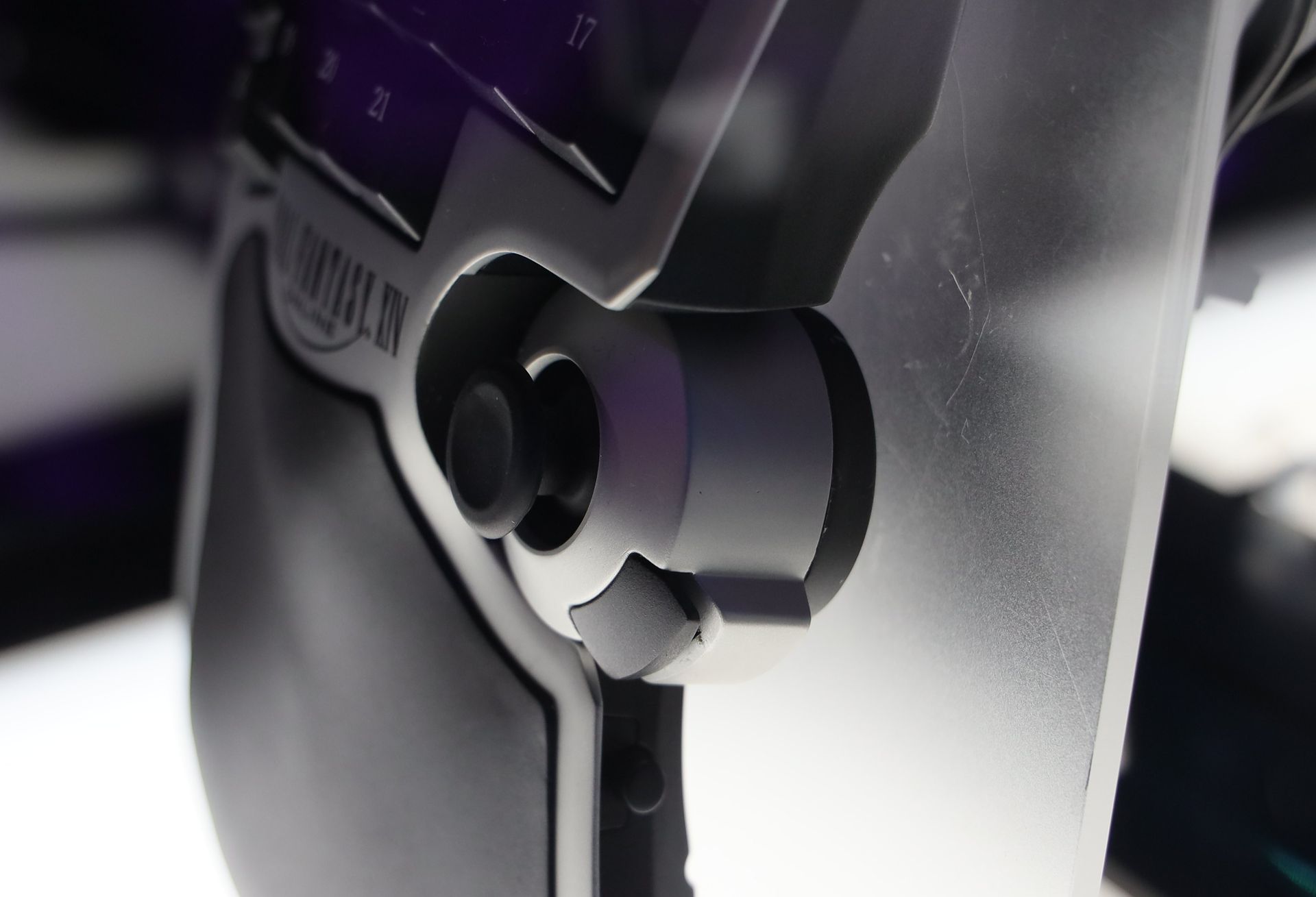 アナログスティック。手前側のレバーを押しながら引くことで位置を調節できる