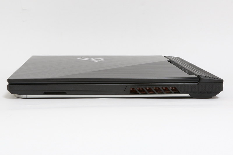 本体右はSDカードスロットだけなのでとてもスッキリとした印象