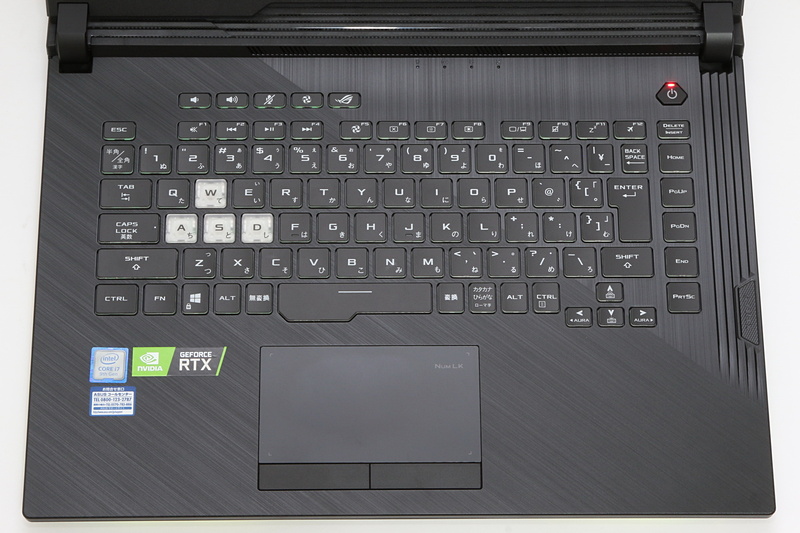 キーボード面。上部にある4つの穴は電源ランプやストレージアクセスランプなど。白色LEDが使われているのだが光が弱く、上の方から見ないと確認しづらかった