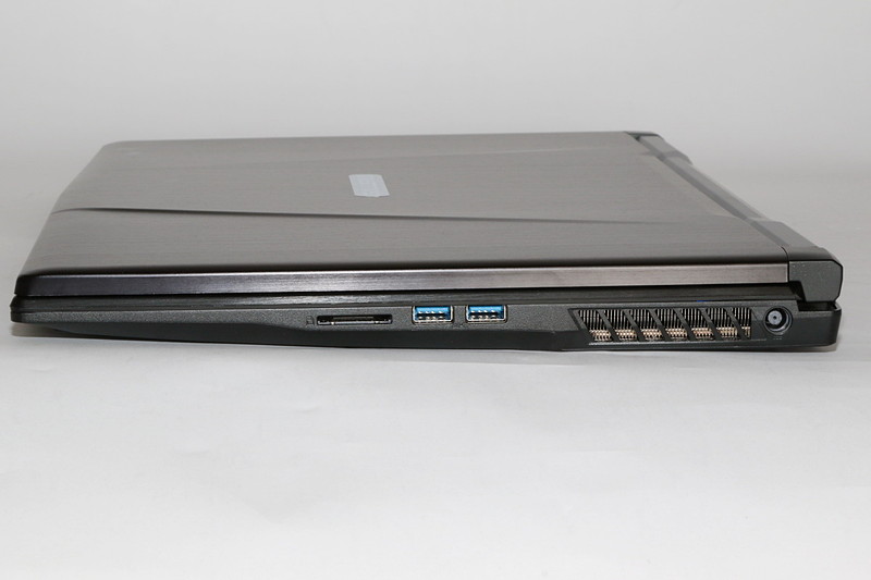 本体右側面。右から排気口、USB3.0ポート×2、SDカードスロット