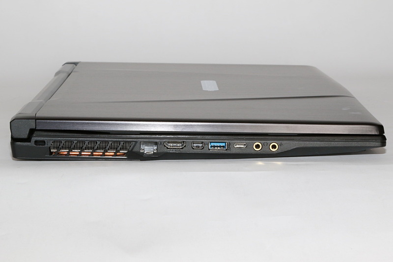 本体左側面。左から排気口、有線LANポート、HDMIポート、Mini DisplayPort、USB3.1 Gen2 Type-Aポート、USB3.1 Gen2 Type-Cポート、マイク端⼦、ヘッドフォン端⼦