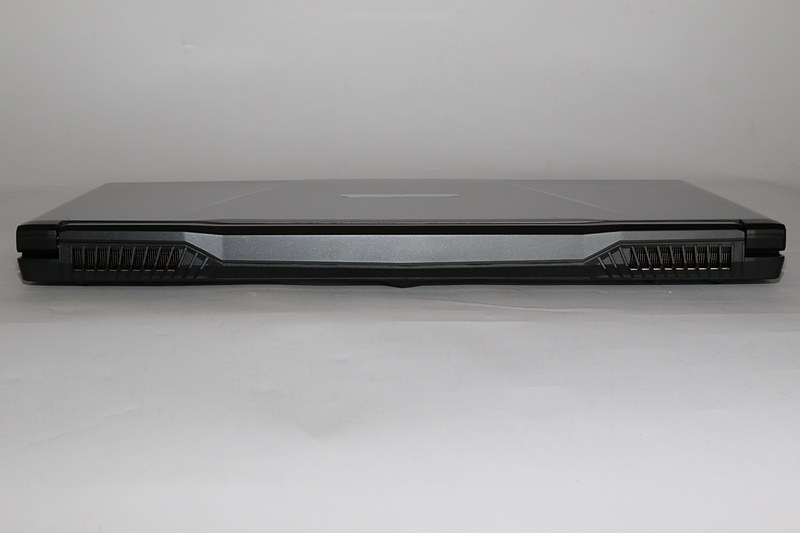 背面。左右両端に排気口が配置されている