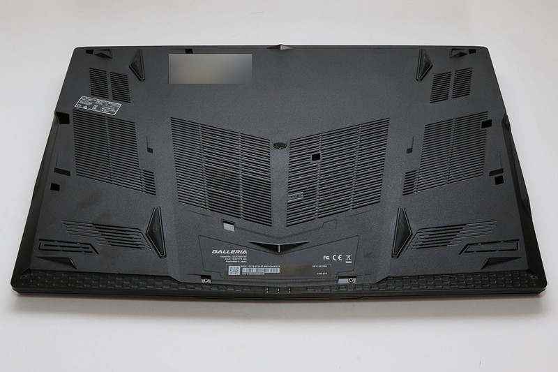 底面。全体的にスリットが入っており、広い面積から給気する仕組みだ。手前には左右にスピーカーが配置されている