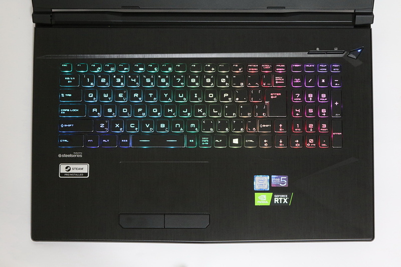 SteelSeries製キーボードを搭載する。キーボード左下にはロゴシールも