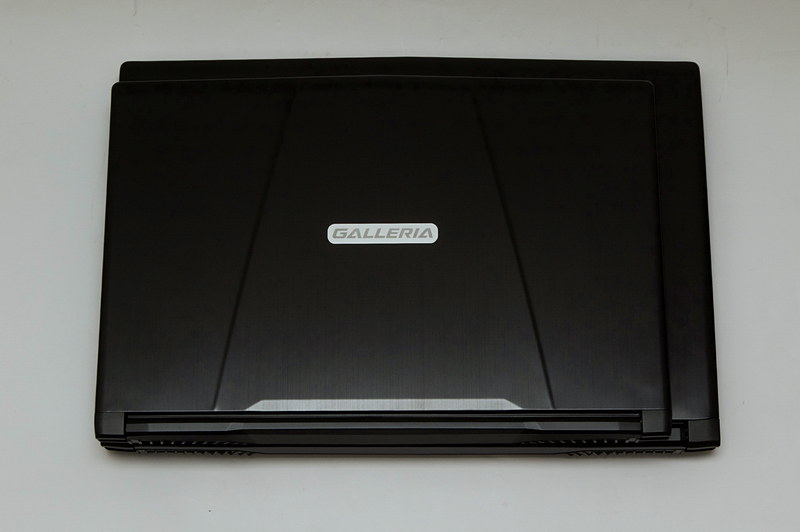 15.6インチモデルと17インチモデルを重ねると大きさの差がよくわかる