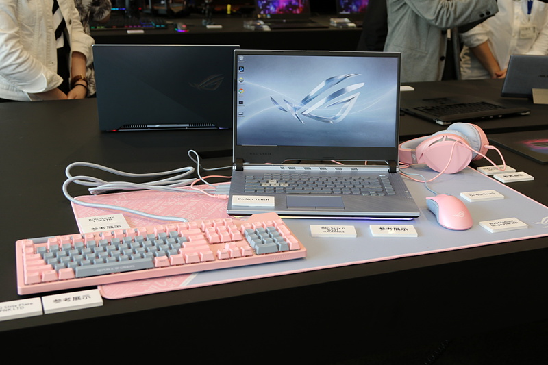 参考展示されていた、ピンクを基調としたカラーのデバイスたち。しかしこれも「ROG」