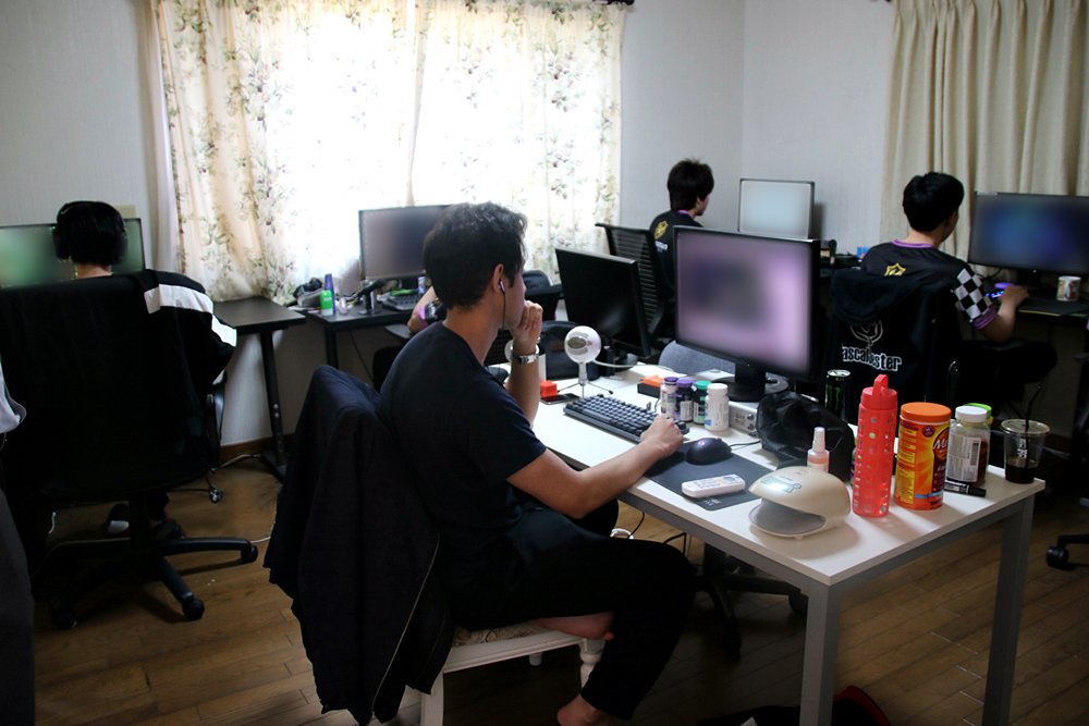 プロ選手として復帰したYutorimoyashi選手を擁するV3 Esports